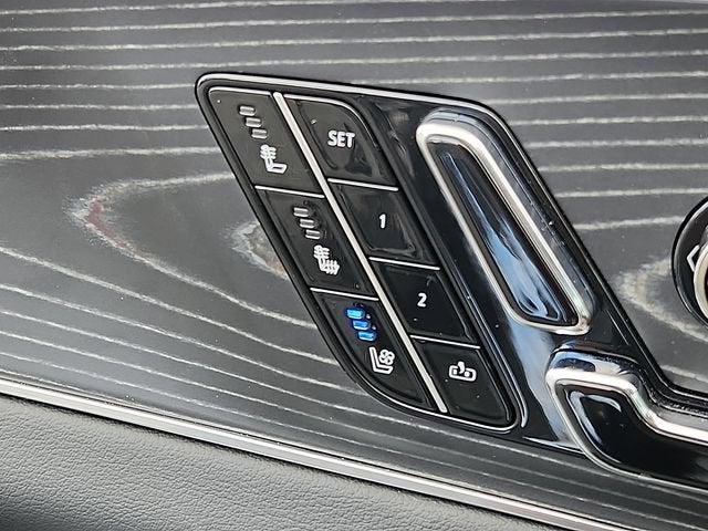 2024 Cadillac LYRIQ Luxury 2