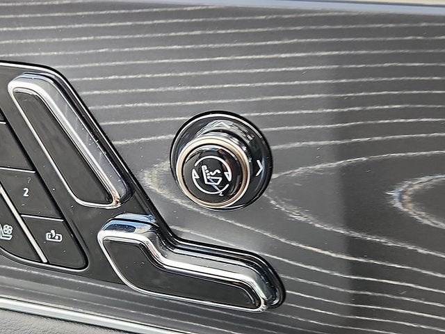 2024 Cadillac LYRIQ Luxury 2