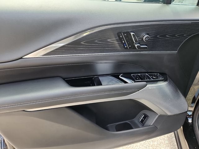 2024 Cadillac LYRIQ Luxury 3